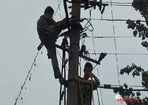 8月8日下午，邯臨路與高鐵橋交匯處北行200米燕莊村一名電工被困在電線桿上，急需救援。接到報警的邯鄲消防華澤路中隊立即趕赴現(xiàn)場，消防官兵到達現(xiàn)場后，經(jīng)了解得知，該男子是一名電工，在電線桿上作業(yè)時不慎被電擊傷，意識清醒，但其右腿和右臂無法用力，導致無法從電線桿上下來。消防官兵經(jīng)過半個小時的緊張營救，最終將被困男子成功救下，并由現(xiàn)場120醫(yī)務人員送往醫(yī)院進行救治。