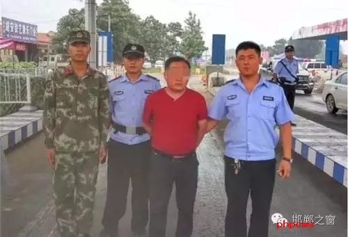 8月8日13時許，邯鄲大名李茂堤警務站民警，在一輛南樂開往龍王廟的公共汽車上，查獲一名無身份證男子。該男子自稱是龍王廟鎮(zhèn)人，在民警詢問下又改口稱是孫甘店鄉(xiāng)人，閃爍其詞、神色慌張。經(jīng)調(diào)查該男子叫朱某。于7月7日，在大名縣人民法院判決的一起民間借貸糾紛案中，犯罪嫌疑人朱某拒不履行法院判決。7月13日，大名縣公安局依法將該朱上網(wǎng)追逃。