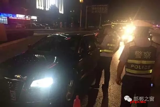 為保證奧運期間有一個良好的道路交通環(huán)境，針對疲勞駕駛、酒后駕駛等違法行為，邯鄲交警六大隊組織開展集中整治酒駕、醉駕專項行動。8月10日，交警六大隊出動警力130余名，出動警車15輛，設(shè)置執(zhí)勤卡點17處，從20時起至23時，在大隊轄區(qū)內(nèi)查獲了18個“酒鬼”以及涉牌涉證違法行為21起。當(dāng)晚，在中華大街水廠路口，有一輛車為了逃避檢查，還試圖倒車逃跑。