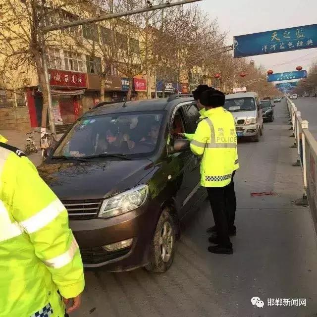 我市交警為營造安全、有序的道路交通環(huán)境，自2月26日0時起，啟動了106國道李茂堤警務(wù)站、107國道漳河警務(wù)站、309國道椿樹嶺警務(wù)站、213省道索堡警務(wù)站、212省道柳園警務(wù)站、青蘭高速邯鄲東口警務(wù)站、青蘭高速邯鄲西口警務(wù)站、京港澳高速邯鄲南口警務(wù)站、京港澳高速邯鄲北口警務(wù)站。